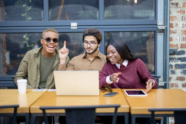 Multiraciální studenti sledovat některé na notebooku venku — Stock fotografie