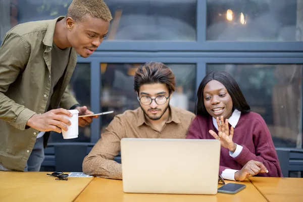 Multiraciální studenti s videohovory na notebooku — Stock fotografie