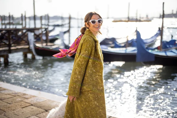 在意大利威尼斯散步的时髦女人 — 图库照片