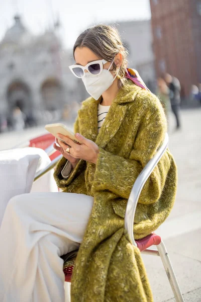 Italian woman in medical mask at cafe in the center of Venice — Stock Photo, Image