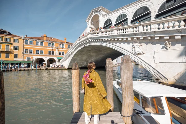 Vrouw genieten van een prachtig uitzicht op het Canal Grande in Venetië — Stockfoto