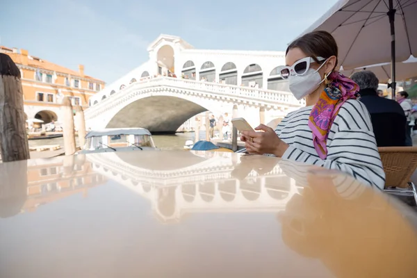 Donna con telefono al caffè all'aperto a Venezia — Foto Stock