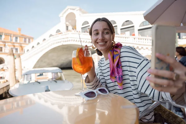 Mujer tomando selfie en café al aire libre en Venecia, Italia —  Fotos de Stock