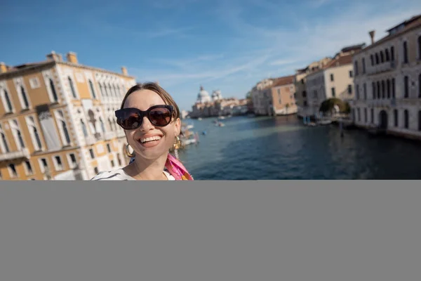 Женщина путешествует по Венеции, Италия — стоковое фото