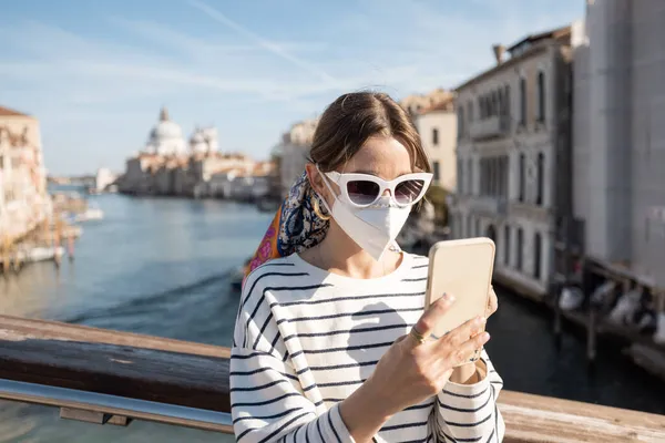 Donna che viaggia a Venezia durante la pandemia — Foto Stock