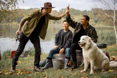 Erkekler beşer beşer verir ve arkadaşlar şuna bakın.