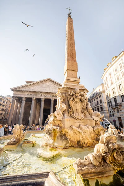 Vista mattutina sul famoso Pantheon, tempio romano a Roma — Foto Stock