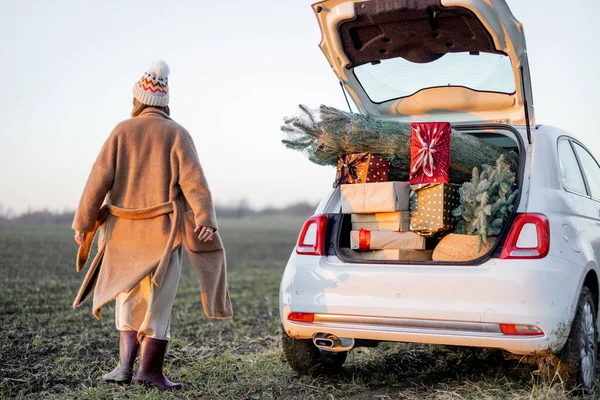 Mulher e carro cheio de caixas de presente de Ano Novo — Fotografia de Stock