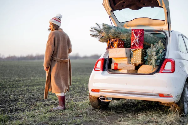 Mulher e carro cheio de caixas de presente de Ano Novo — Fotografia de Stock