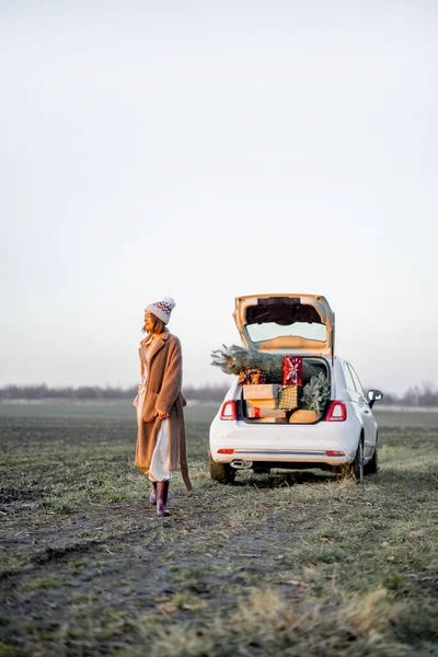 Žena a auto plné novoroční dárkové krabice na přírodu — Stock fotografie