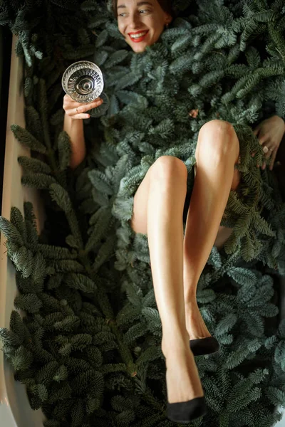 Žena pokrytá větvemi nobilis celebraitng Novoroční prázdniny — Stock fotografie
