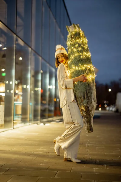 商场附近的圣诞树灯火通明的女人 — 图库照片