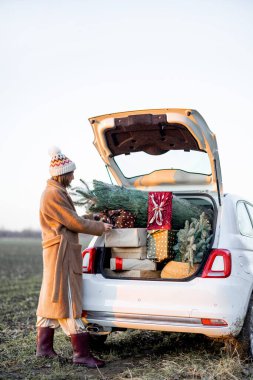 Kadın ve araba dolusu yeni yıl hediyesi.