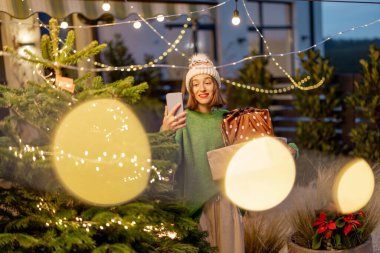 Kış tatilinde telefonda konuşan bir kadın.
