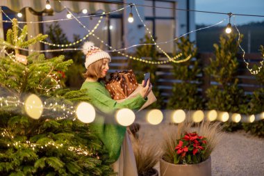 Kış tatilinde telefonda konuşan bir kadın.