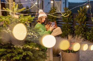 Kış tatilinde telefonda konuşan bir kadın.