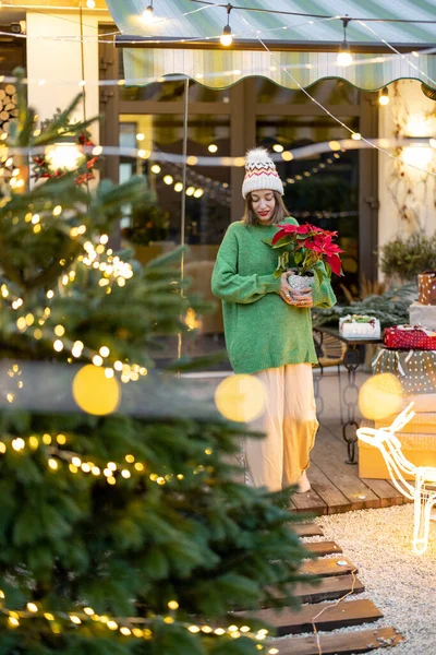 Kadınlar yeni yıl tatili için bahçesini dekore eder.