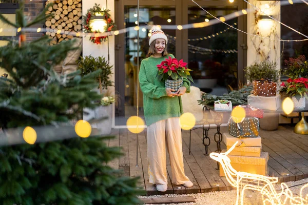 Frau schmückt ihren Hof für die Neujahrsfeiertage — Stockfoto