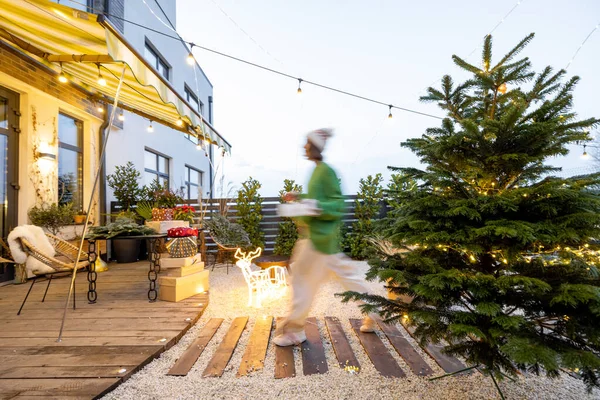 Año Nuevo decorado patio trasero con una mujer caminando — Foto de Stock