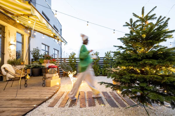 Silvester dekorierten Hinterhof mit einer Frau zu Fuß — Stockfoto