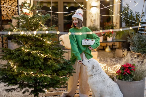 Frau mit Hund im Silvester-geschmückten Hinterhof — Stockfoto