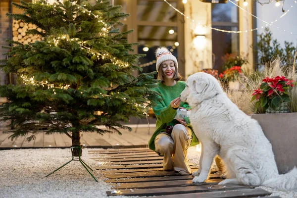 Femme avec son chien au Nouvel An décoré arrière-cour — Photo