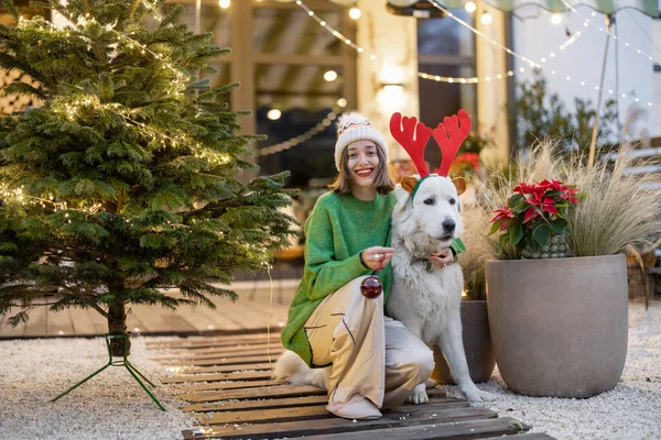 Femme avec son chien au Nouvel An décoré arrière-cour — Photo