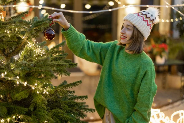后院装饰圣诞树的女人 — 图库照片