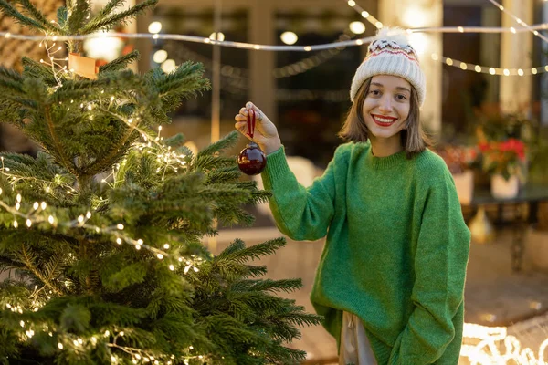 后院装饰圣诞树的女人 — 图库照片