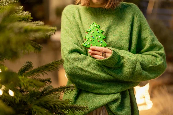 Mulher segura pão de gengibre em uma forma de árvore de Natal — Fotografia de Stock