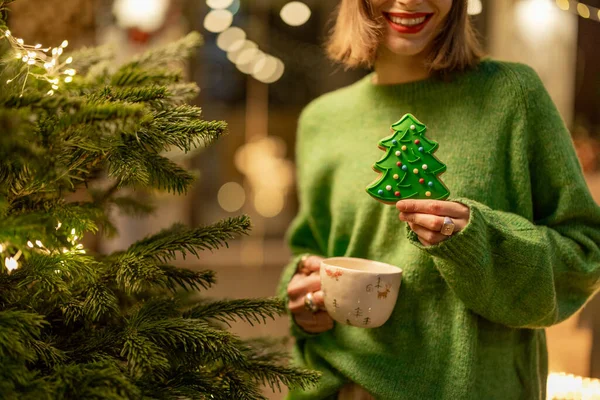 Femme tient du pain d'épice sous forme d'arbre de Noël — Photo