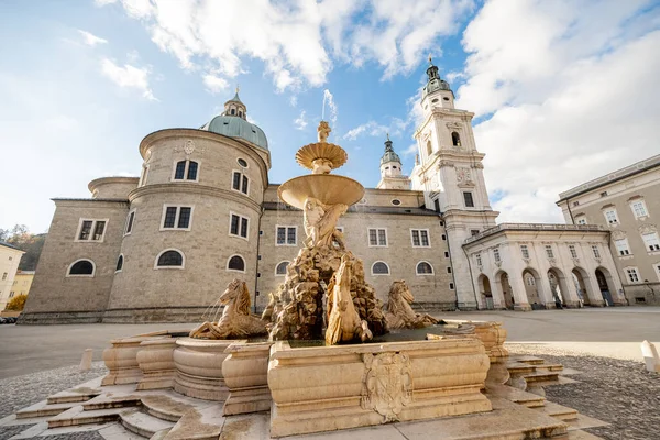 Centraal plein in de oude binnenstad van Salzburg, Oostenrijk — Stockfoto