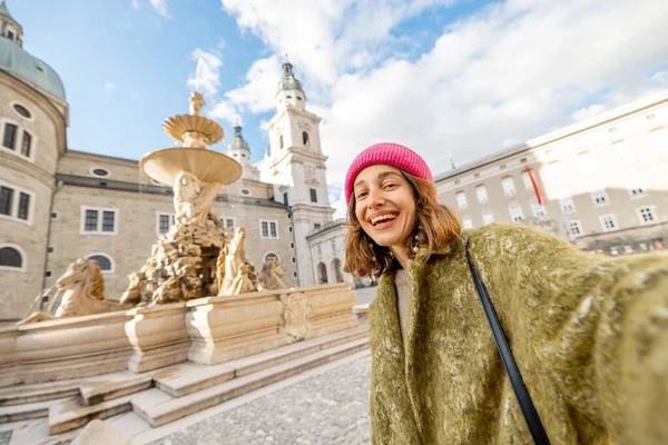 Woman visiting old town in Salzburg — Stock Photo, Image