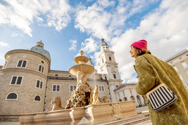 Donna in visita nel centro storico di Salisburgo — Foto Stock