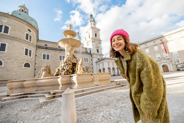 Kadın Salzburg 'daki eski kasabayı ziyaret ediyor.