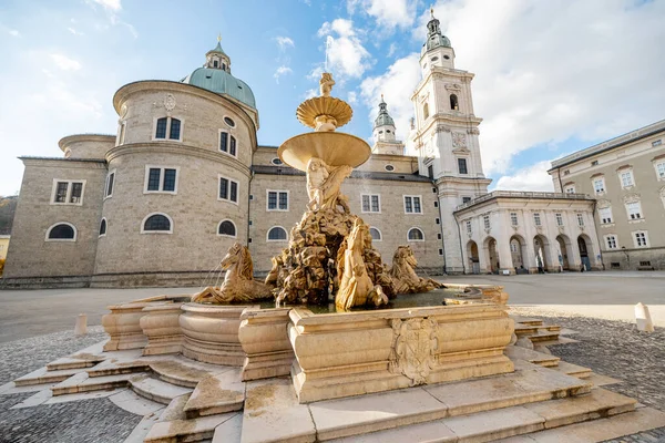 Centraal plein in de oude binnenstad van Salzburg, Oostenrijk — Stockfoto