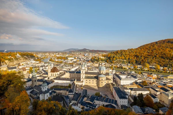 Top uitzicht op Salzburg stad vanaf kasteel heuvel — Stockfoto