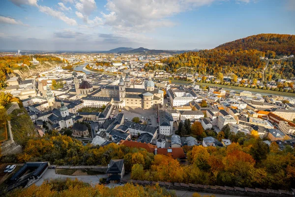 Top uitzicht op Salzburg stad vanaf kasteel heuvel — Stockfoto