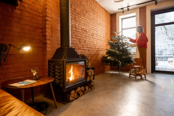 Cozy salon intérieur avec femme décoration arbre de Noël — Photo