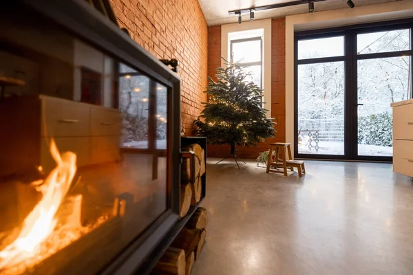 Acogedor salón interior con árbol de Navidad y chimenea — Foto de Stock