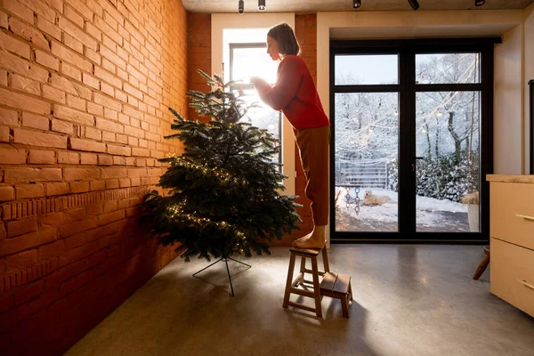 크리스마스 트리를 집에서 장식하는 여자 — 스톡 사진