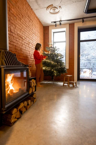 Aconchegante sala de estar interior com mulher decoração árvore de Natal — Fotografia de Stock