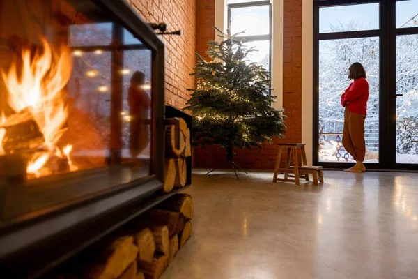 Interior acolhedor sala de estar com árvore de Natal e lareira — Fotografia de Stock