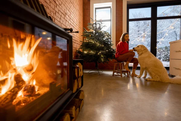 Kvinna med hund hemma på en vintersemester — Stockfoto