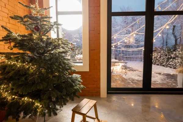 Interior acolhedor da sala de estar com árvore de Natal — Fotografia de Stock