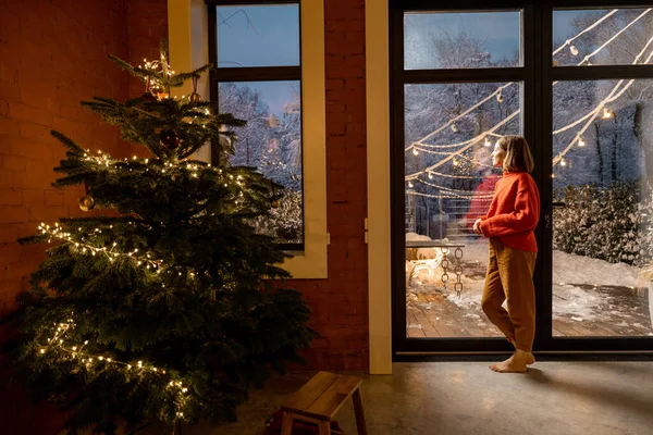Acogedor salón interior con árbol de Navidad y chimenea —  Fotos de Stock
