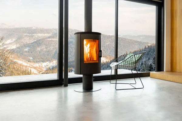 有壁炉和全景窗的舒适客厅，雪山尽收眼底 — 图库照片