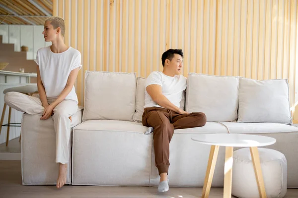 Par som använder smartphones på soffan hemma — Stockfoto