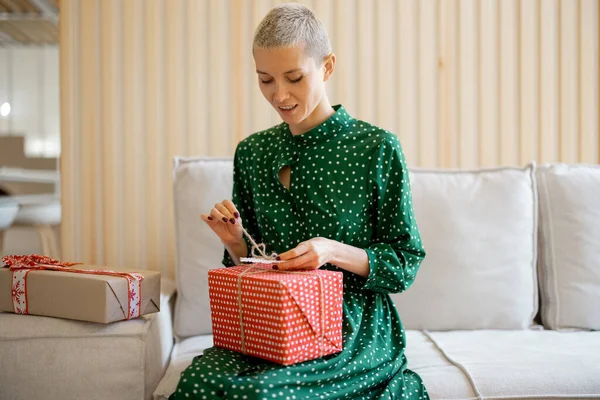 Белая женщина слушает подарок в настоящей коробке — стоковое фото