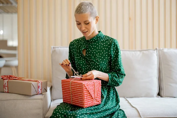 Femme caucasienne écoute cadeau dans la boîte actuelle — Photo